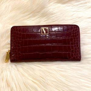 NWT VS CROC SKIN EMBOSSED WRAP AROUND ZIPPER WALLET.